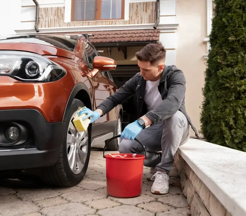 Lavage auto à domicile Lhuis : professionnel intervenant sur un véhicule
